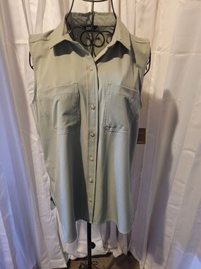 Eddie Bauer Sleeveless Button-Down Top in Sage